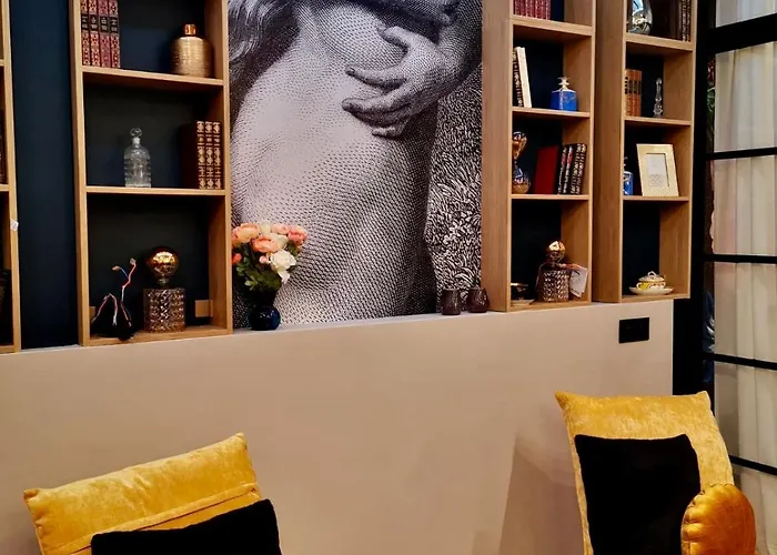 Charming Artist In Le Marais * 파리